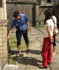 營(yíng)銷(xiāo)部進(jìn)社區(qū)開(kāi)展 “扶貧救助獻(xiàn)愛(ài)心 便民服務(wù)為群眾”活動(dòng)