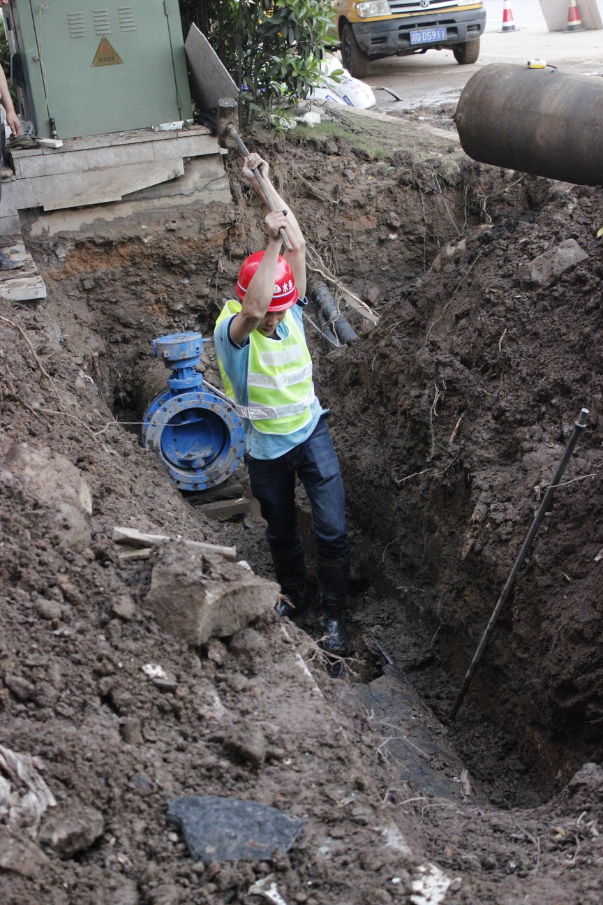 爭(zhēng)分奪秒齊奮戰(zhàn) 搶險(xiǎn)鐵軍逞英豪