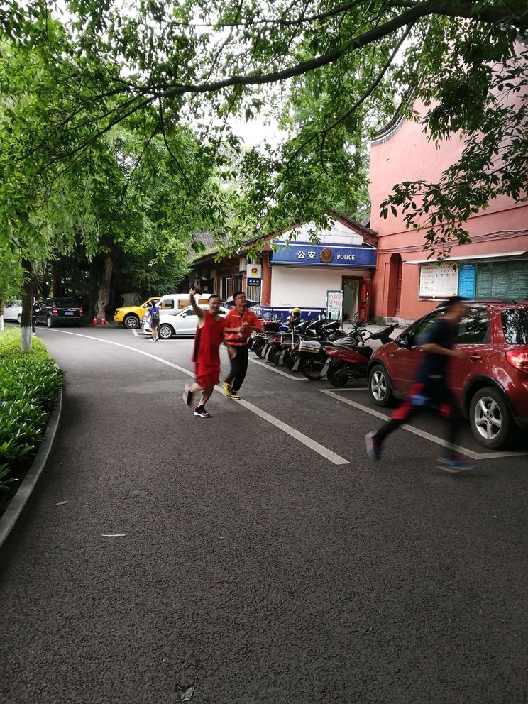 集團公司舉辦“快樂工作、健康生活”職工登山比賽