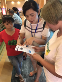 營(yíng)銷部抄收組到交房現(xiàn)場(chǎng)開(kāi)展繳費(fèi)渠道便民宣傳