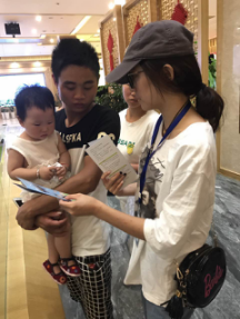 營(yíng)銷部抄收組到交房現(xiàn)場(chǎng)開(kāi)展繳費(fèi)渠道便民宣傳