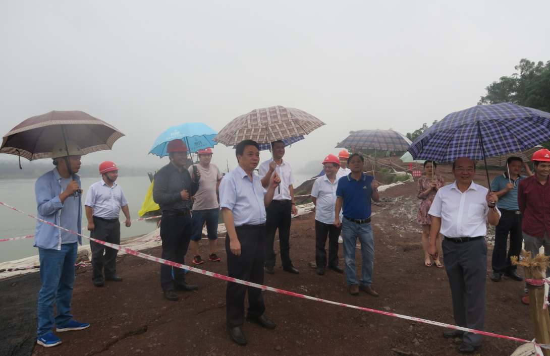 市水務(wù)局黨委書(shū)記、局長(zhǎng)董大華一行調(diào)研五水廠工程