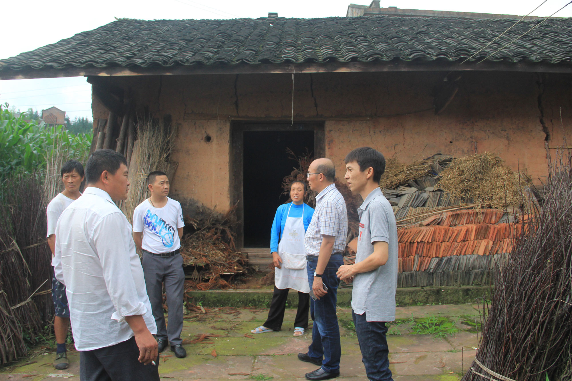 深入扶貧一線，推動“大學習、大討論、大調(diào)研”活動落地