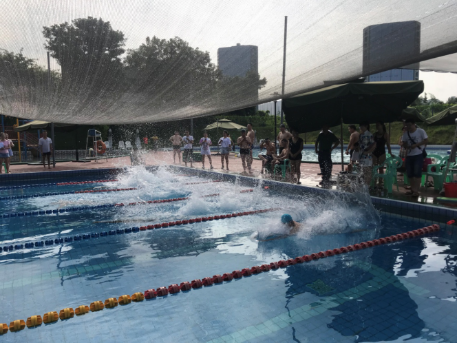 中流擊水，浪遏飛舟；奮勇爭(zhēng)先，友誼長(zhǎng)存