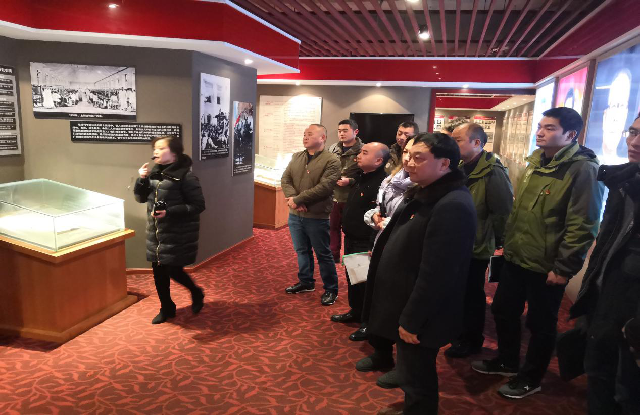 忠誠(chéng)擔(dān)當(dāng)扛肩上，廉潔奉獻(xiàn)記心上