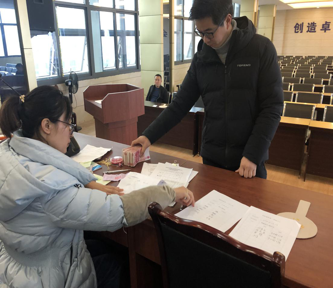 投資公司召開(kāi)門面租賃競(jìng)拍會(huì)