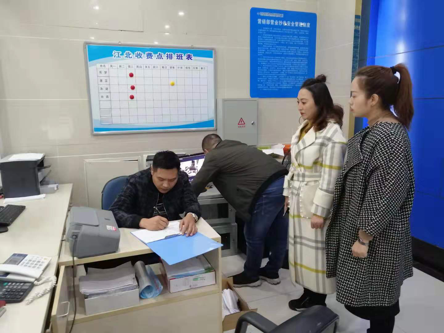 集團(tuán)公司安保部、營(yíng)銷部對(duì)各收費(fèi)網(wǎng)點(diǎn)聯(lián)合開(kāi)展安全檢查