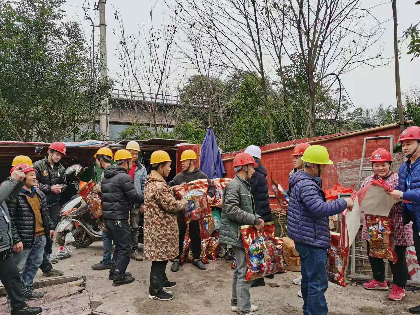 節(jié)前送“?！钡焦さ?  濃濃關(guān)愛(ài)暖人心