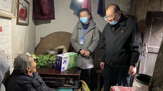 集團公司慰問“雙包雙?！鄙鐓^(qū)困難群眾