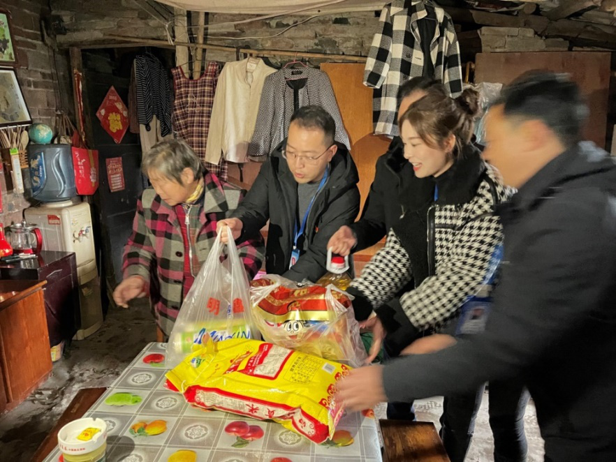 節(jié)前慰問送溫暖，情系下渡口社區(qū)困難群眾