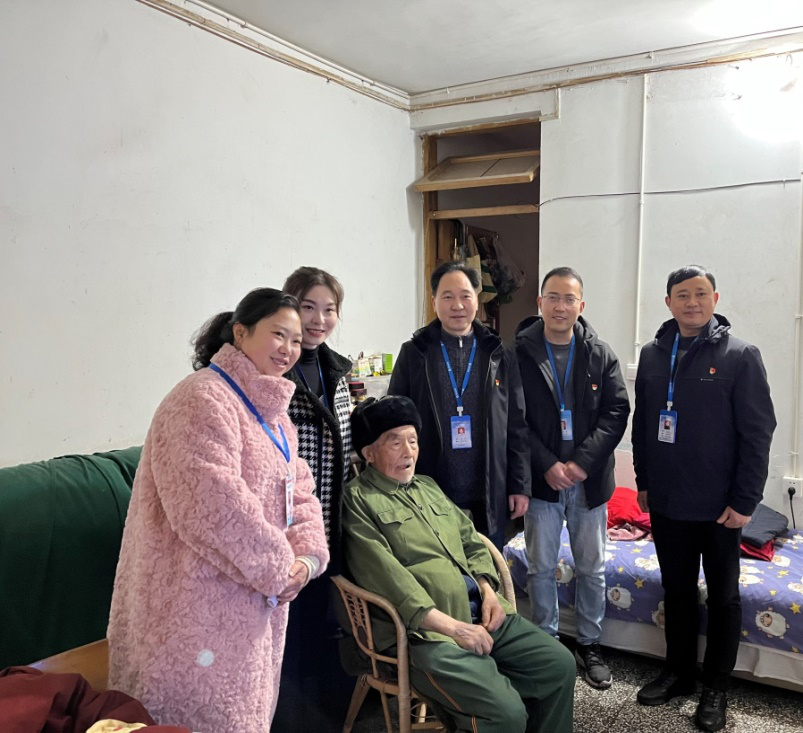 節(jié)前慰問送溫暖，情系下渡口社區(qū)困難群眾