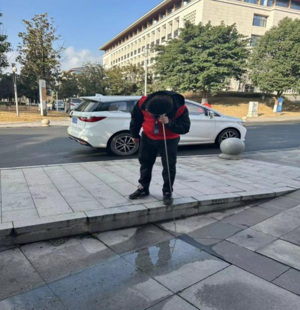 供水進(jìn)校園 服務(wù)暖人心 —投資公司支部、臨港支部聯(lián)合開(kāi)展“進(jìn)校辦實(shí)事”主題黨日活動(dòng)